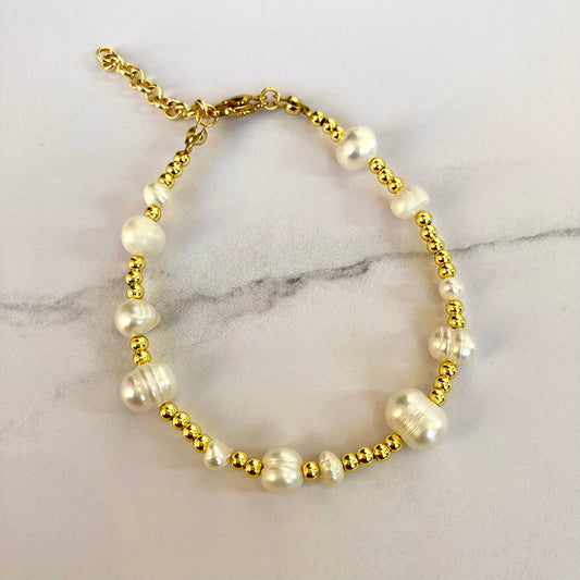 PULSERA CHAPA Y PERLAS DIFERENTES